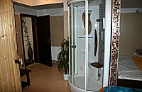Místnost s vířivkou, saunou a paromasážní sprchou